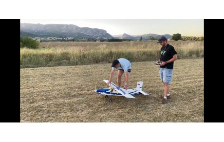 Tonte de la piste et vol Pilatus PC6 Porter